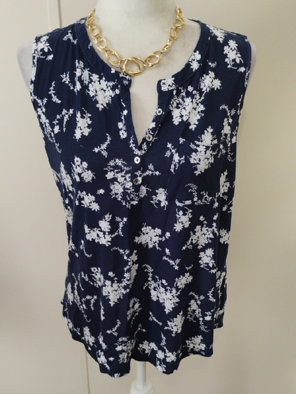 Liz Claiborne Navy and White Sleeveless Floral Henley Top - Picture 6 of 7